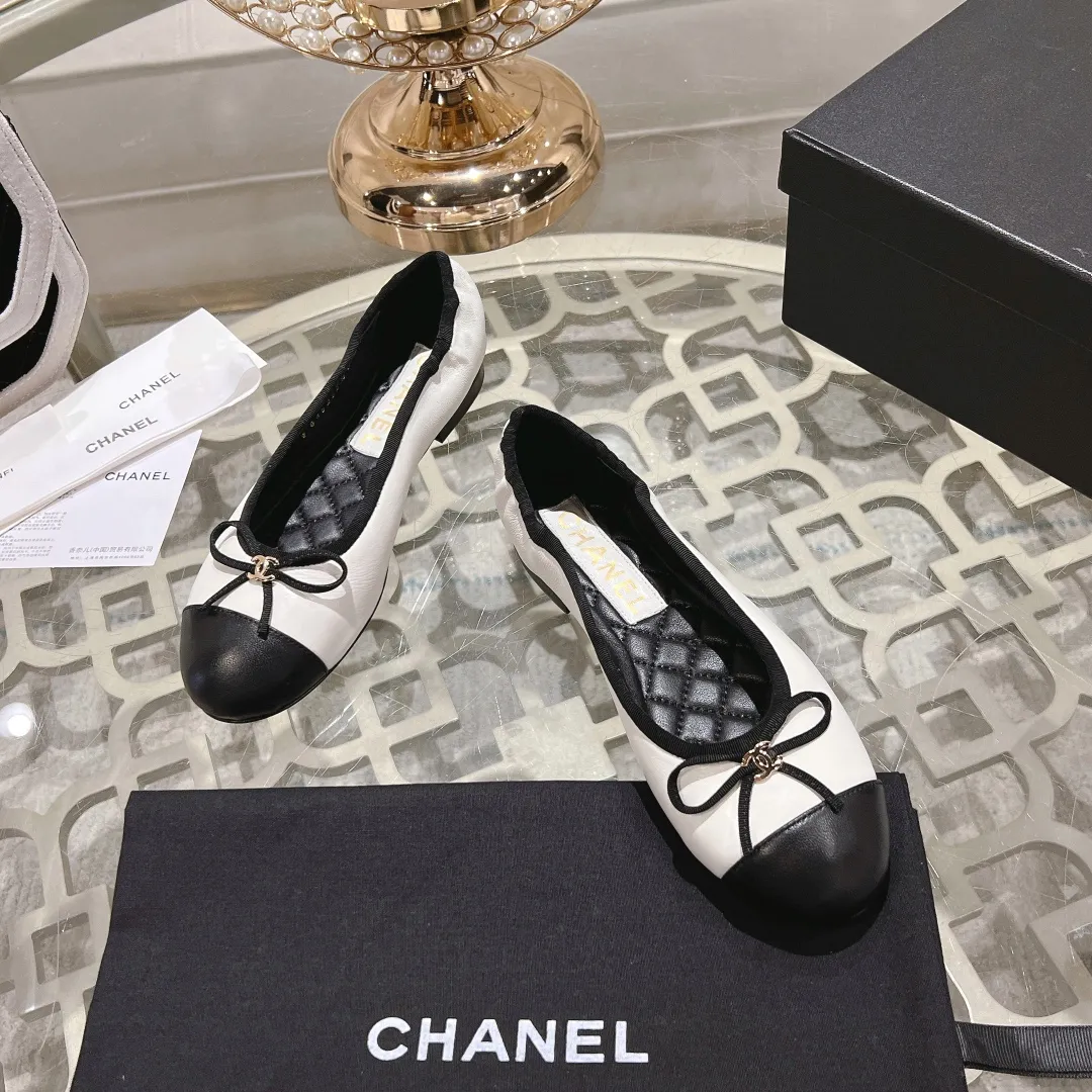 👟👟Ex-factory price 540👟👟 🌹🌹🌹2025 latest CHANEL Chanel early spring catwalk new model 🌸️Purchased the original version in Hong Kong and opened the mold exclusively. Top quality % genuine last developed with smooth lines. The shoe shape is perfect and can be safely entered and exited from the counter! Official website 1:1 production. 🇮🇹🇮🇹🇮🇹 Material: Mixed sheepskin imported from Italy & private molded double C buckle and letters are delicate, smooth, shiny and feel great! 💅The fabric and the feet are made of the same material, which is great on the feet! ! ! Color: black/apricot Code number: 34-40 (custom-made sizes 41 and 42 are non-refundable)